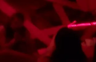 XXX önünde çıplak görünüyor, O bir şans elde anal boşalma porn eder etmez kalın horozunu
