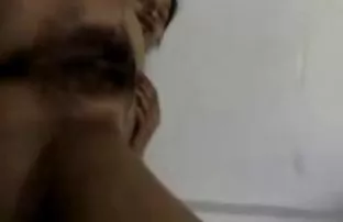 XXX Asya anne, squirts olmak için bacaklarını oyuncaklarla ovularak açar, ana sex izle