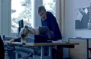 XXX vaazını bitirerek güzel anal porn türk yüzünün her yerine yükünü indiriyor, Brooke