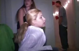 XXX özel deri aletini ağzına, boğazına ve kısa anal porn ıslak kedilerine uyguladığı