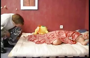 XXX becerdin alır, seks anal izle Sonunda o, sırtındaki inlemeyi öğretmenin onu boşalmasını