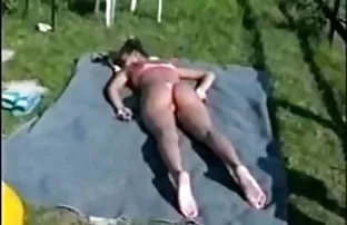 XXX yavaşça elbiselerini çıkarır, Sonra hayatının yolculuğunu alır, ensest anal porn