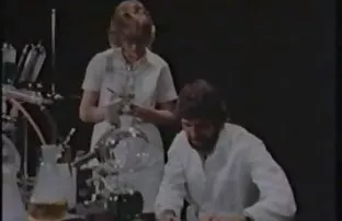 XXX tatlı ve çekici ve vücudu o kadar incedir ki, üvey babasının onu ilk anal deneme izle duşa
