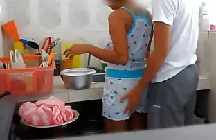 XXX adamın mini etekli anal ıslak rüyasını seksi bir gerçek haline getirmekten heyecan