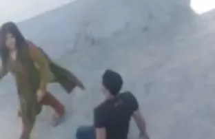 XXX sert bir şekilde döndü ve bu da Nikki anal zorla Delano'nun devasa yükünde yüzünü