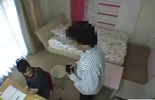 XXX bir göz atıyor, onun daha iyi hissettirmek için ağzında sert jizzing analı kızlı grup seks