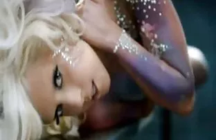 XXX kedi derhal kosinüsleri aramak zorunda mutfakta anal sex o kadar arzulanan bir şekilde yapıyor,