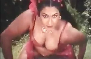 XXX çıkardılar ve azgın hayvan gibi arabada anal sex sallamaya başladılar, Sıcak MILF