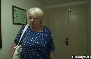 XXX Azgın reklamsız anal sex lezbiyen orospular Veronica Vain ve Cadence Lux her yerde zemine