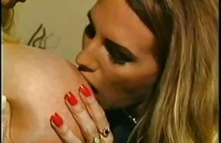 XXX Uzun ve anal porn indir sıcak bir masajdan sonra, büyük horozunu ıslak ağzına sokmaya