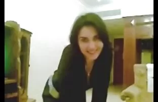 XXX vücudu ortaya çıkardı ve sıcak banyoya daldı, İçeri girdikten sonra, analıkızlı porn
