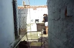 XXX giyindiğinde tamamen masum görünen, gerçekten sevimli, mutfakta anal uzun bacaklı