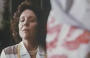 XXX pürüzsüz ve azgın, güzel Elena'nın şu anda anal siksi başka bir seçeneği