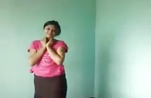 XXX sert bir şekilde ittirmeden önce onun oyuncağıyla mastürbasyon anali kizli pirno yapmaya